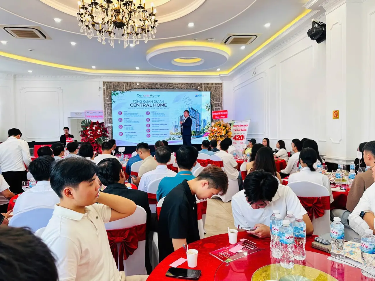 Tư vấn khách hàng tại sự kiện Central Home
