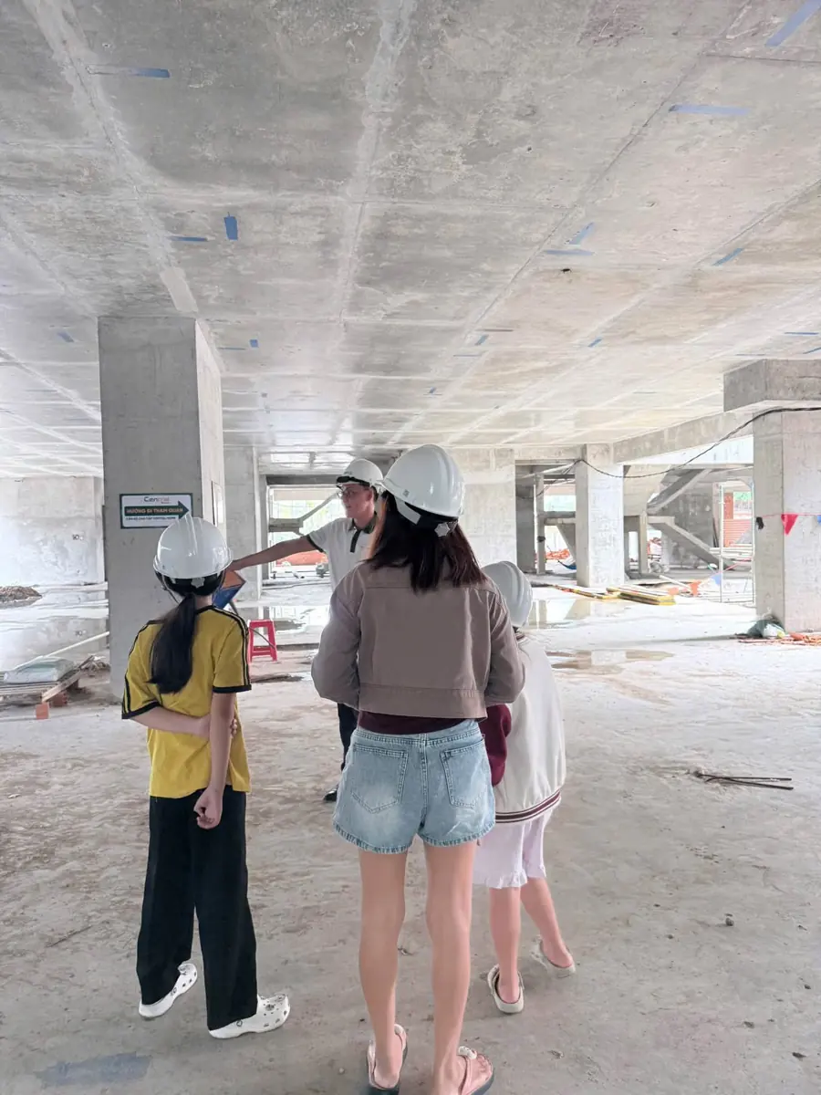 Khách tham quan công trường Central Home