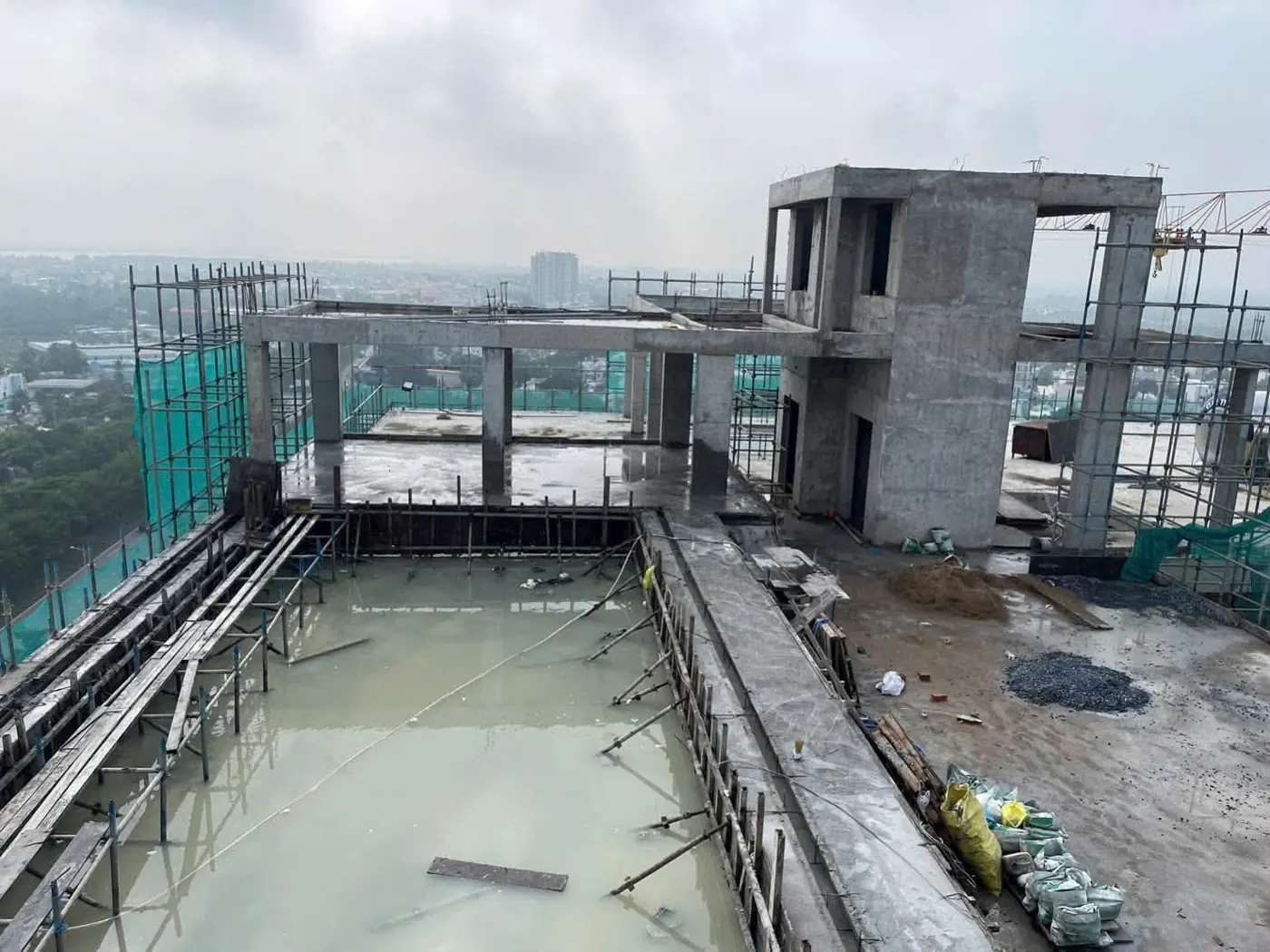 Tiến độ thi công hồ bơi tầng thượng Central Home tháng 10/2026
